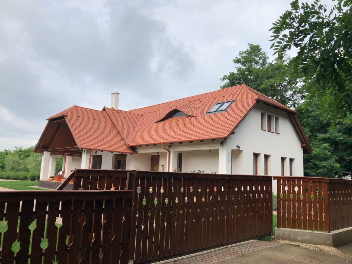 Kiscsere Vendeghaz Kallosemjen Exteriör bild